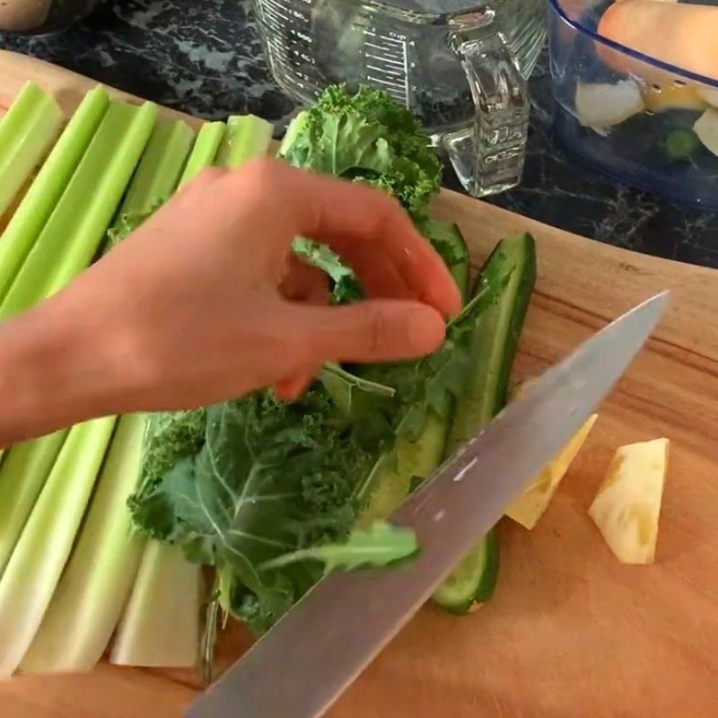 Step 1 Prepare the ingredients for Dandelion, Celery, and Kale Juice