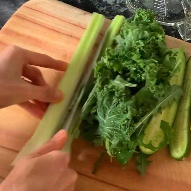 Step 1 Prepare the ingredients for Dandelion, Celery, and Kale Juice