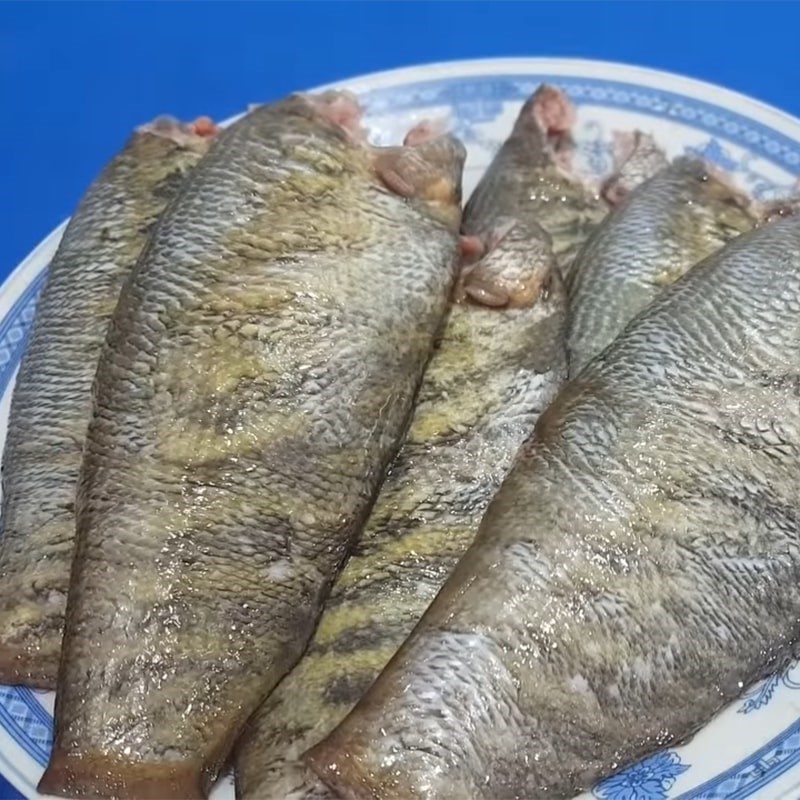 Step 1 Prepare dried snakehead fish