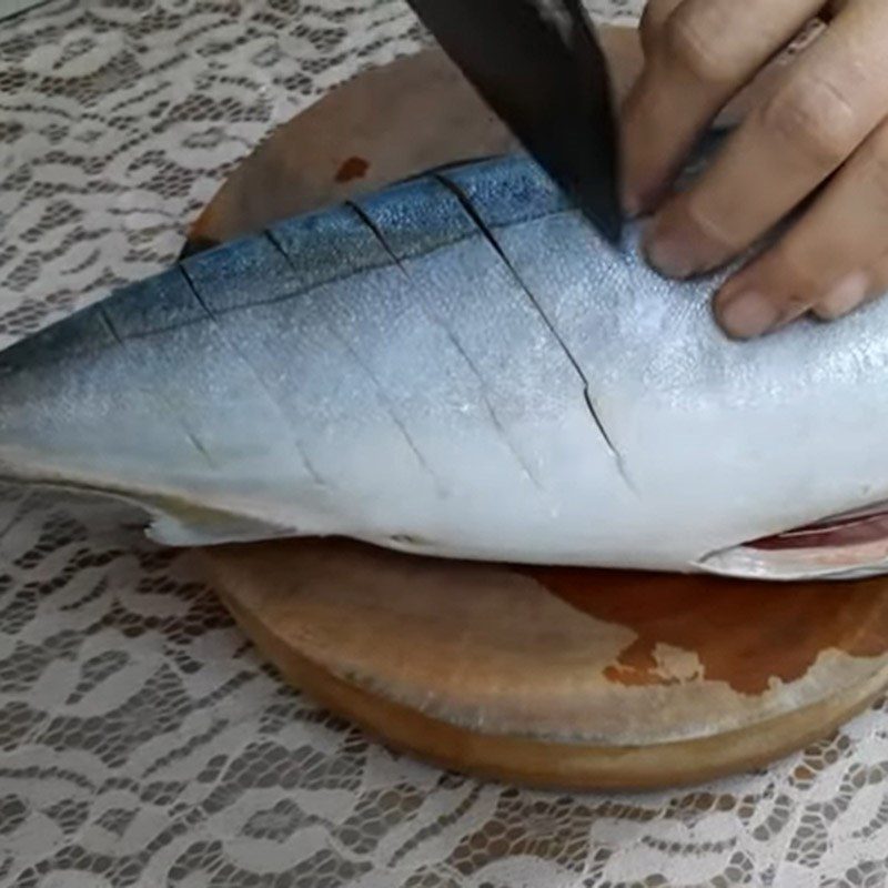 Step 1 Prepare the pomfret Grilled pomfret with chili salt