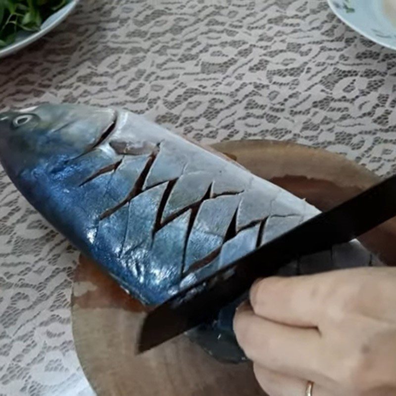Step 1 Prepare the pomelo fish Pomelo fish grilled with salt and chili