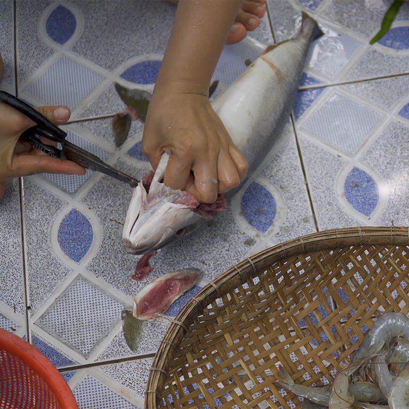 Step 1 Prepare the fish Sour fish soup with drumstick flowers