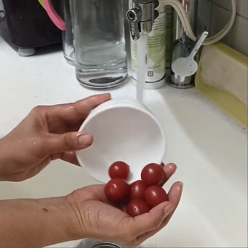 Step 1 Prepare tomato, carrot, apple for Tomato Carrot Apple Smoothie