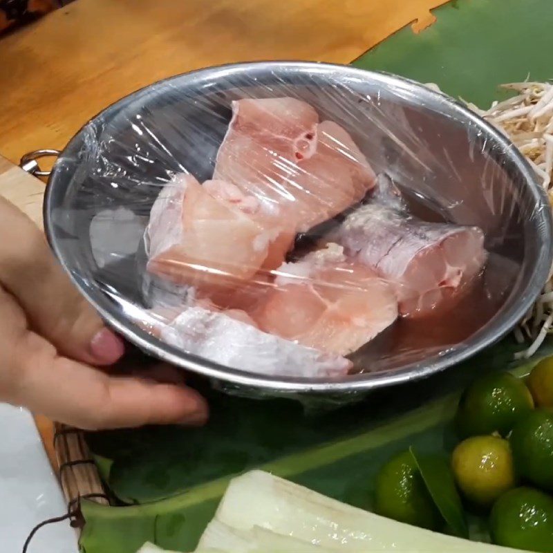 Step 1 Prepare and marinate snakehead fish for fragrant Snakehead Fish Hotpot