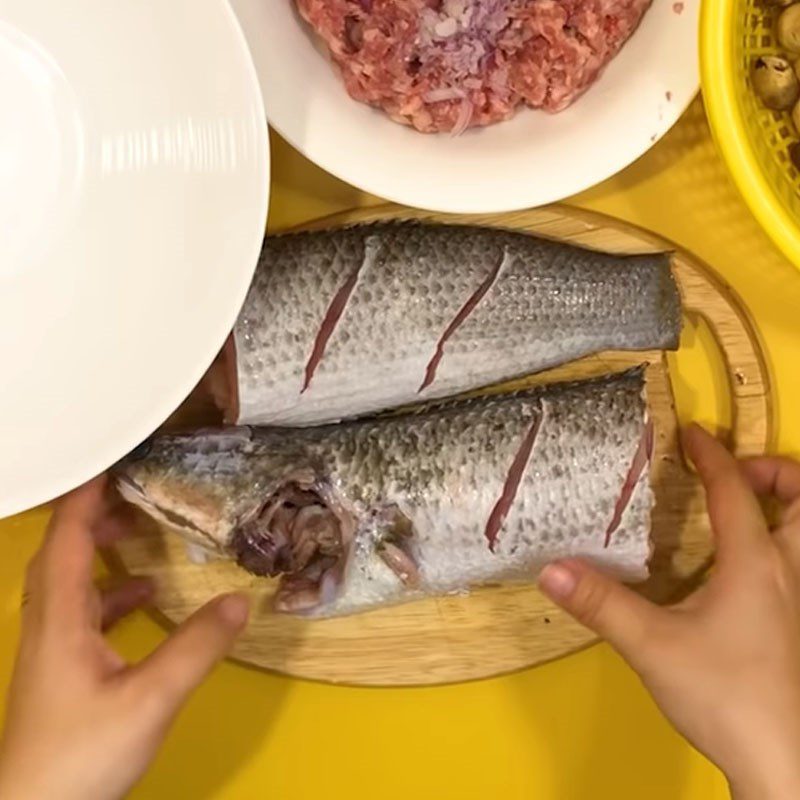 Step 1 Prepare snakehead fish for Snakehead Fish Porridge Hotpot