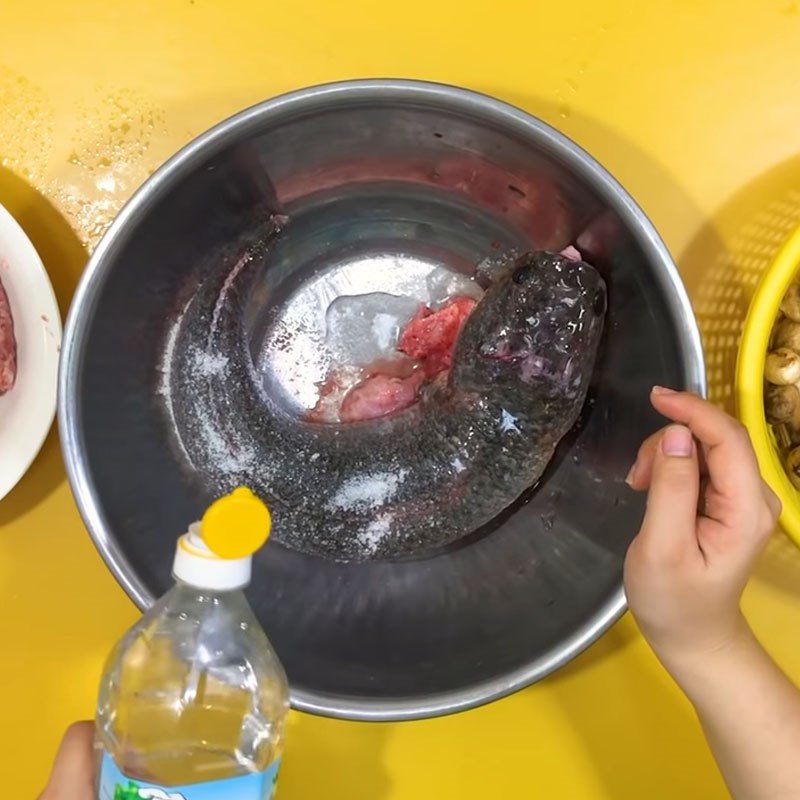 Step 1 Prepare snakehead fish for Snakehead Fish Porridge Hotpot