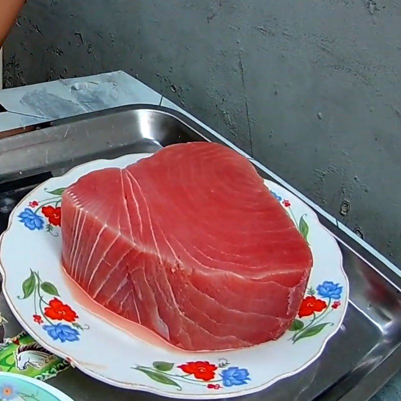Step 1 Prepare the tuna for grilled tuna with satay