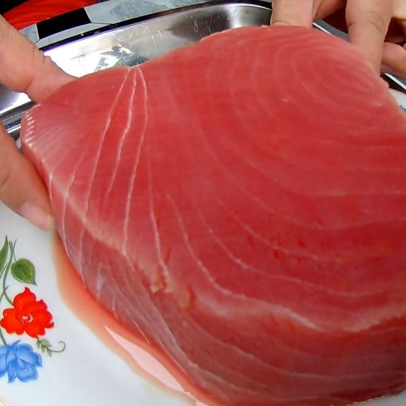 Step 1 Prepare the tuna for grilled tuna with satay