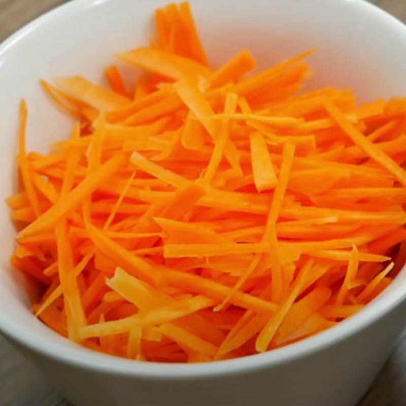 Step 2 Prepare the carrot for Southern-style vegetarian Bánh đúc