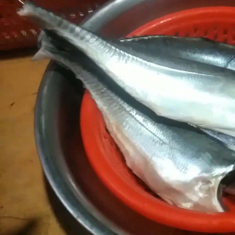 Step 1 Prepare mackerel for Grilled Mackerel with Scallion Oil