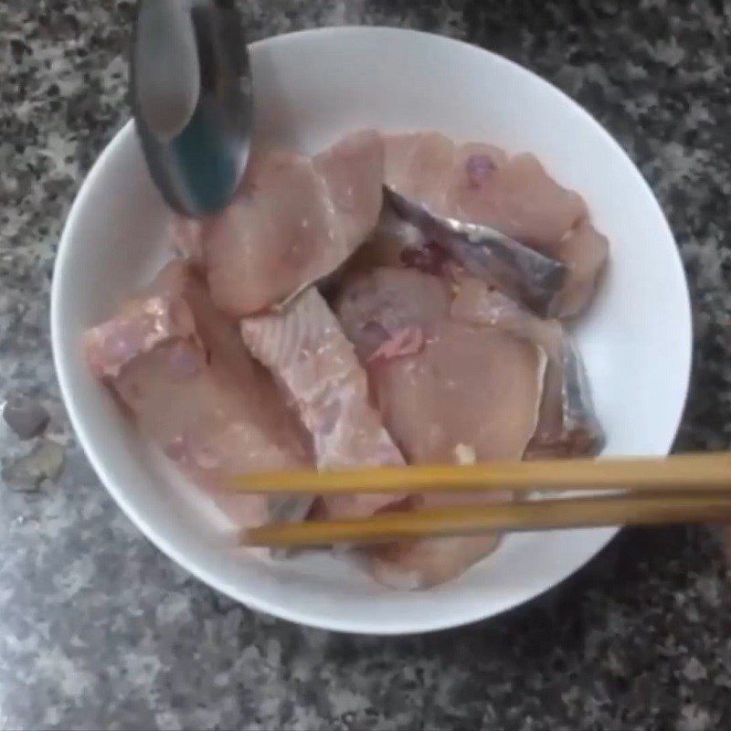 Step 1 Prepare the mackerel for Braised Mackerel with Pork Belly