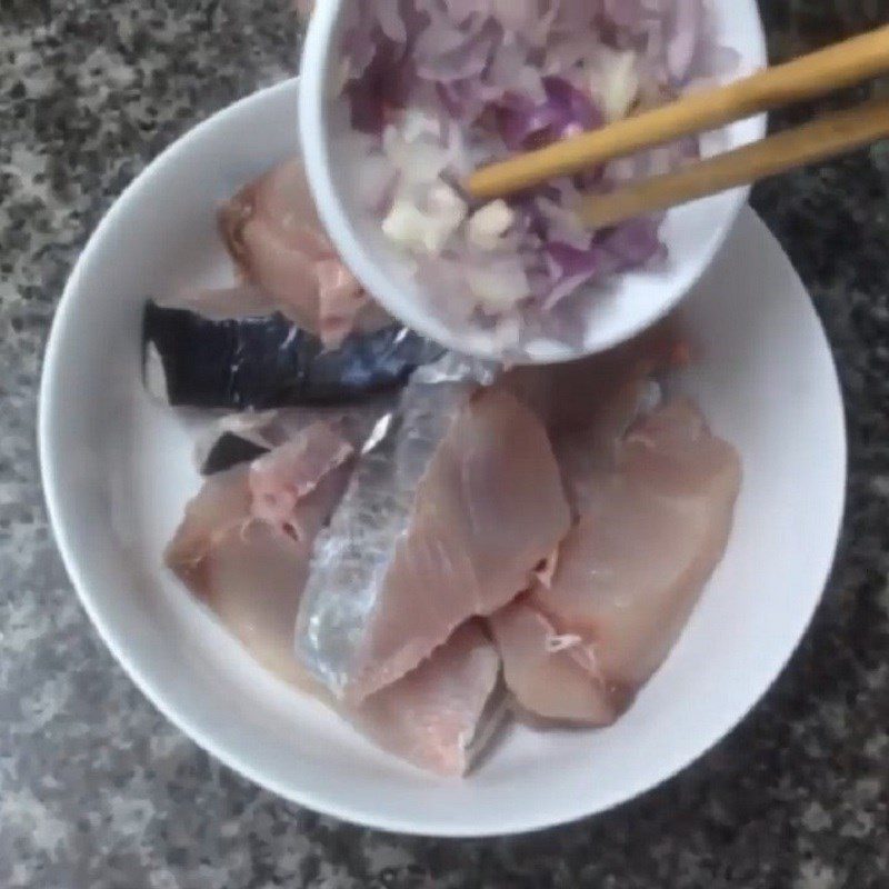 Step 1 Prepare the mackerel for Braised Mackerel with Pork Belly