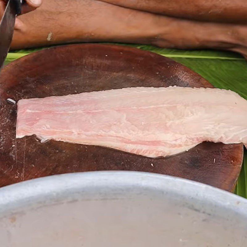 Step 1 Prepare catfish for catfish hotpot with fermented rice