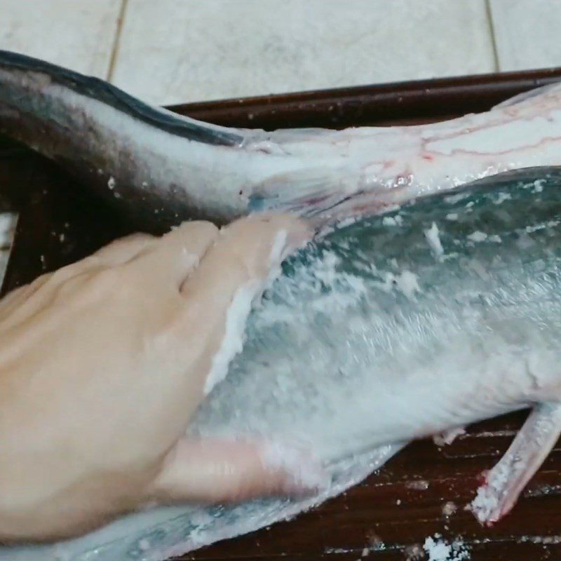 Step 1 Prepare the catfish Dried catfish marinated with soy sauce
