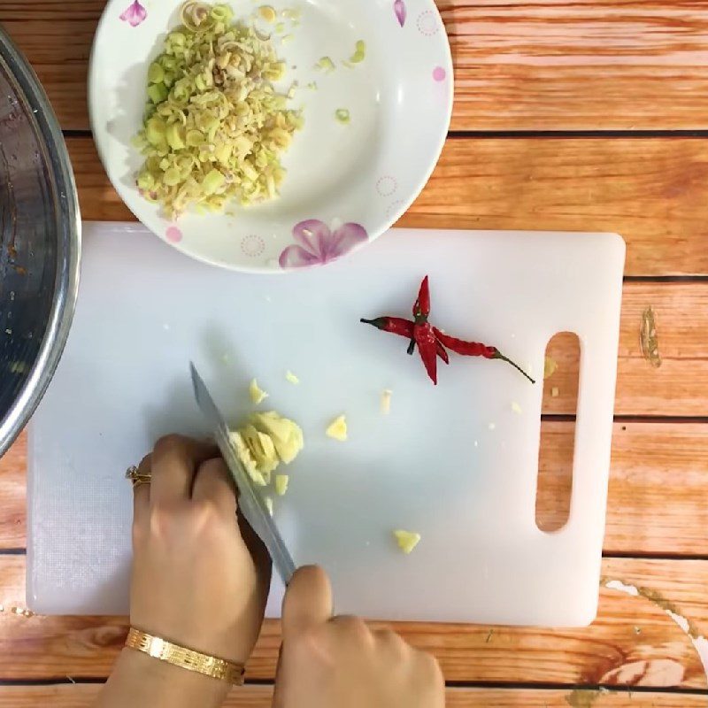 Step 2 Prepare the spices (lemongrass, chili, garlic) Braised basa fish with lemongrass and chili