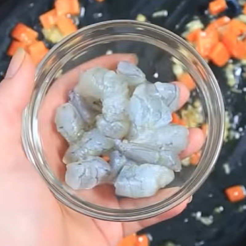 Step 2 Prepare the seafood for stir-fried noodles with tamarind sauce
