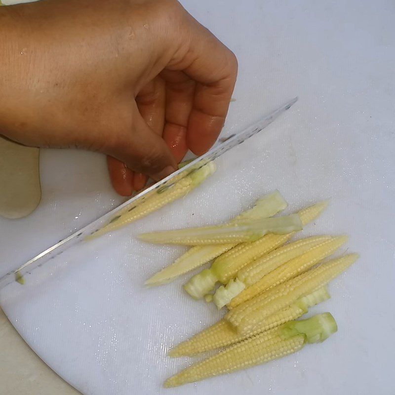 Step 1 Prepare the vegetables for Stir-fried Baby Corn with Mixed Vegetables (Vegan)