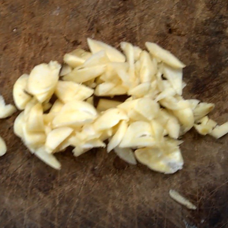 Step 1 Prepare the ingredients for stir-fried baby corn with garlic (vegetarian)