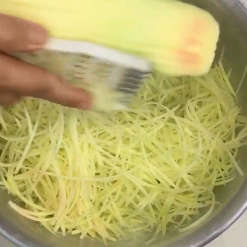 Step 2 Prepare the ingredients for Papaya Shrimp Salad