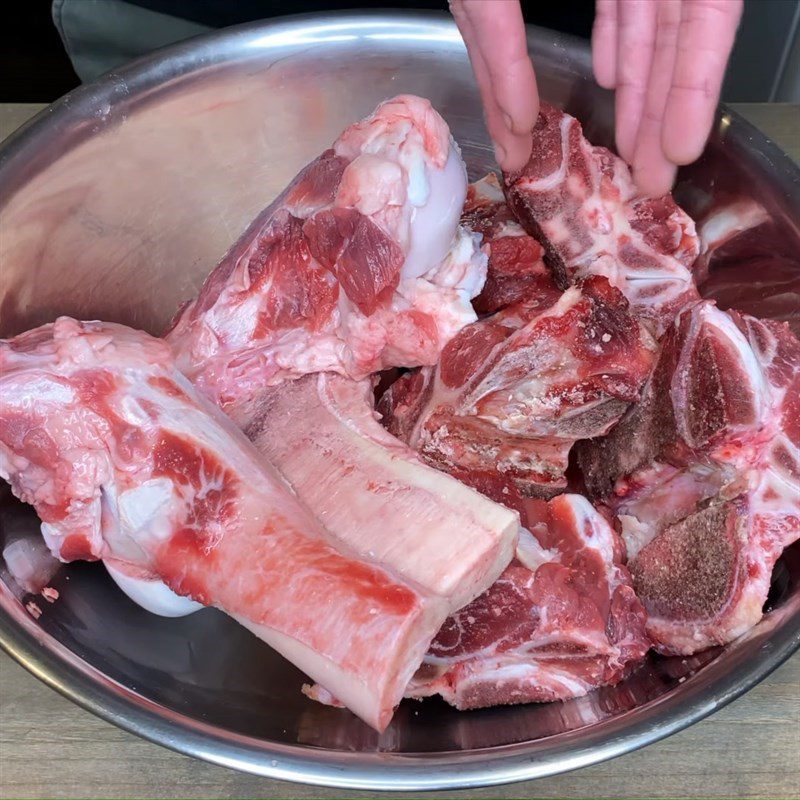 Step 1 Prepare the ingredients for Pork Bone Noodle Soup