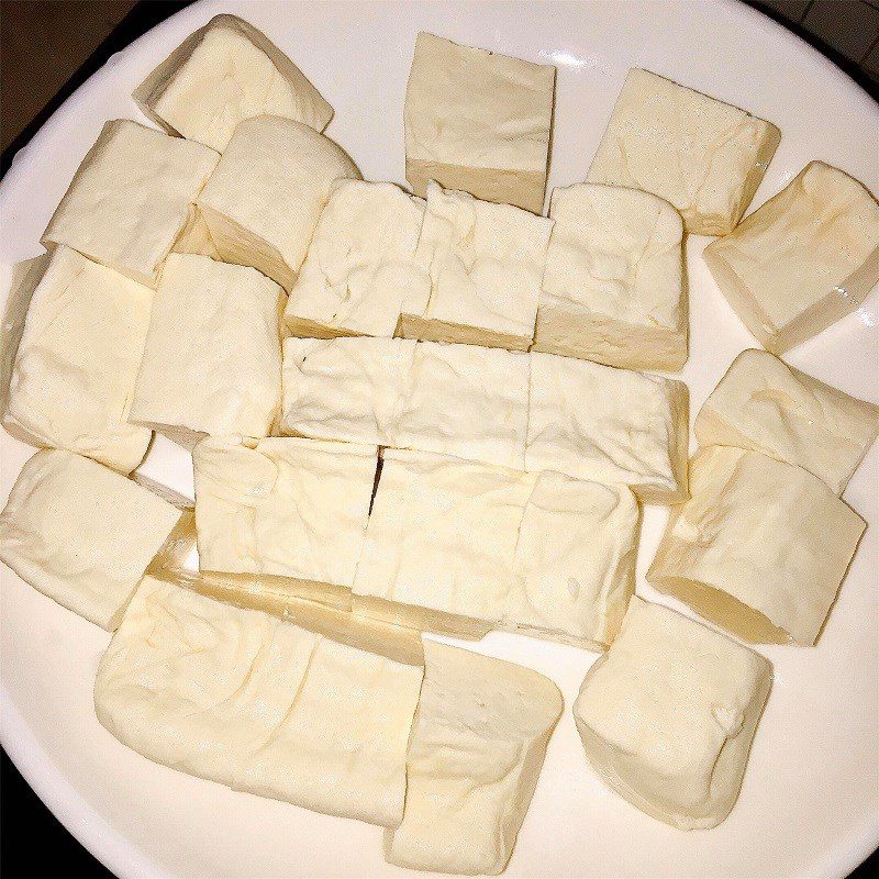 Step 1 Prepare the ingredients for Braised Tofu with Shiitake Mushrooms