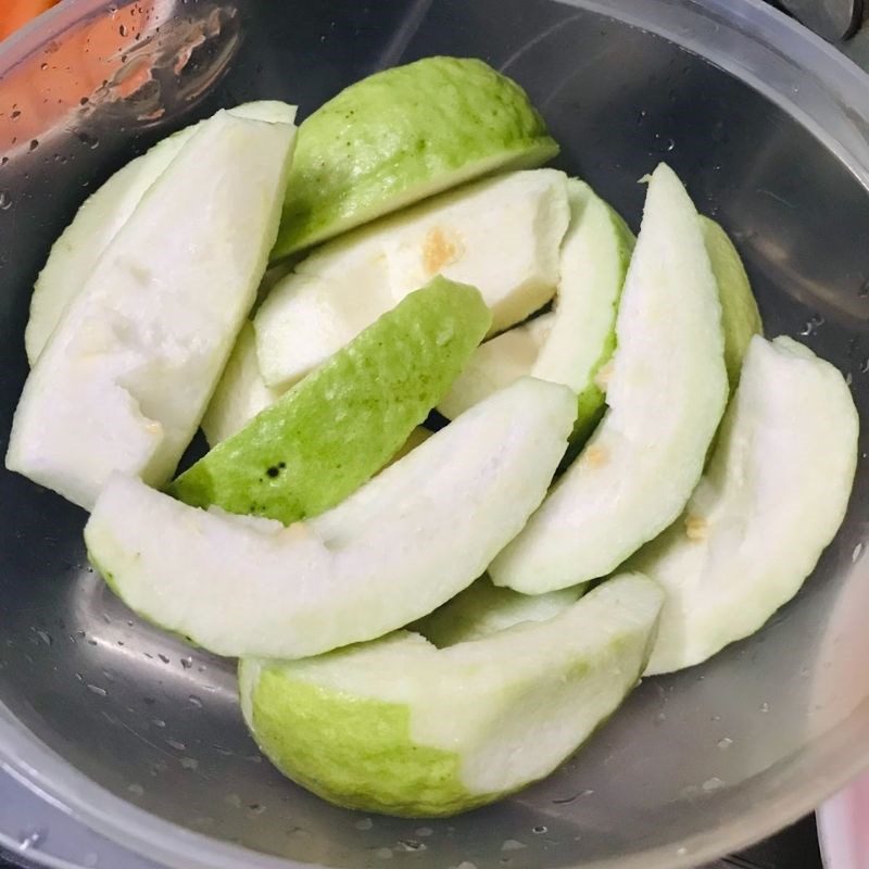 Step 1 Prepare the ingredients for Guava Carrot Juice