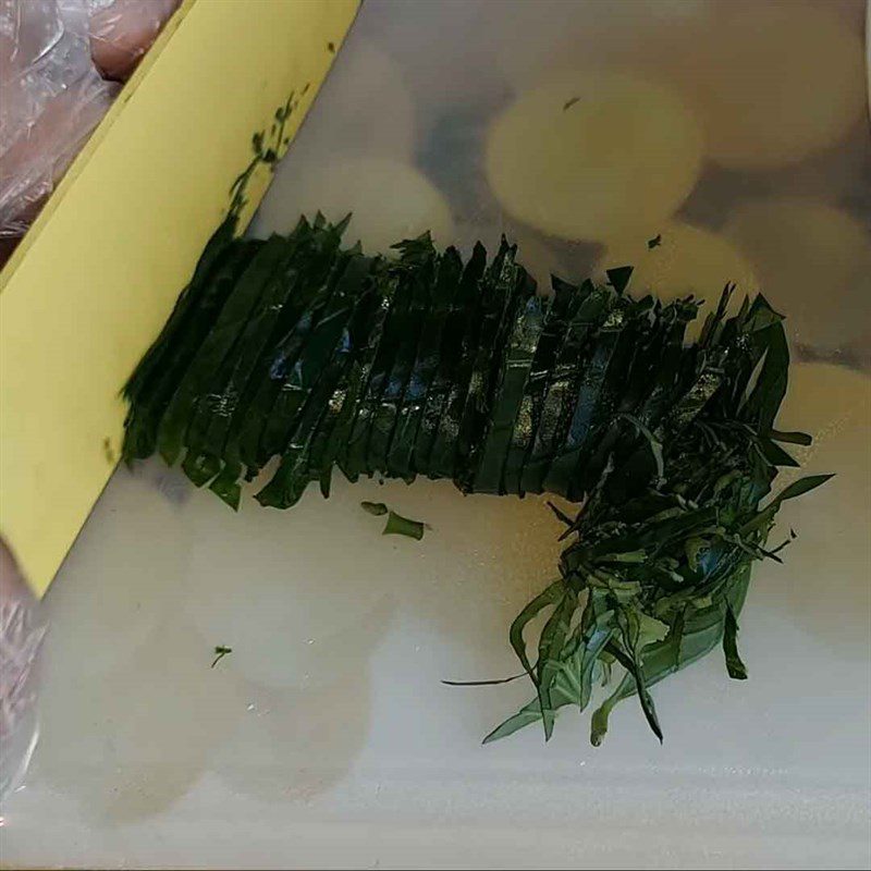 Step 1 Prepare the ingredients for crispy vegetarian betel leaf cake