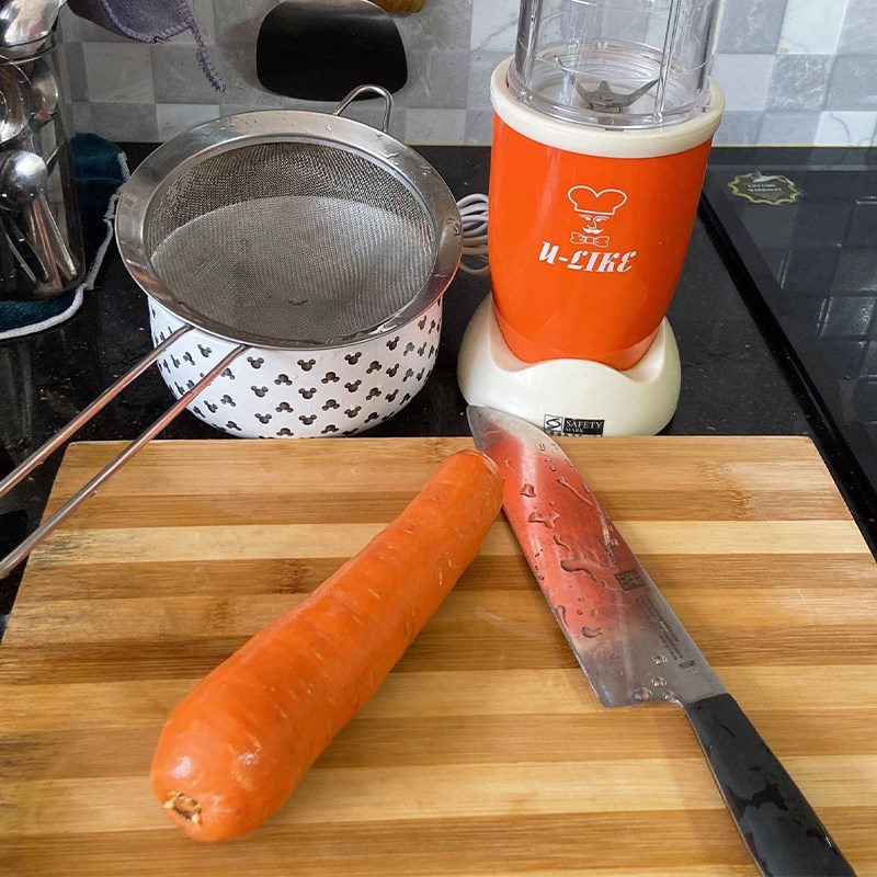 Step 1 Prepare the ingredients for pure carrot juice using a blender