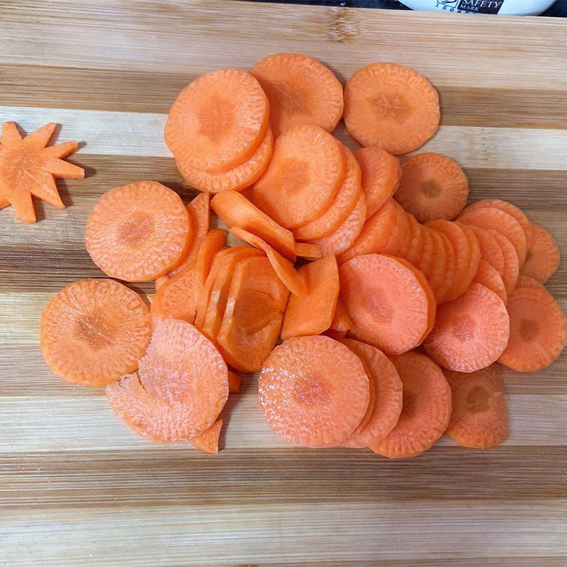 Step 1 Prepare the ingredients for pure carrot juice using a blender