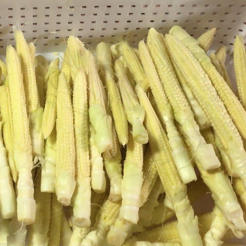 Step 1 Prepare the ingredients for stir-fried baby corn with bell pepper
