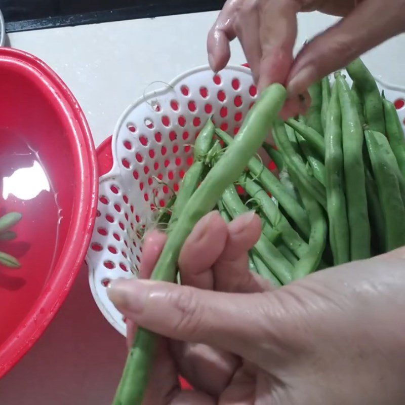Step 1 Prepare the ingredients for Stir-Fried Green Beans with Tomatoes