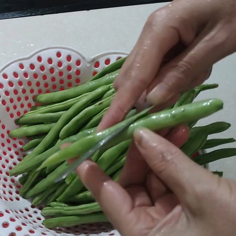 Step 1 Prepare the ingredients for Stir-Fried Green Beans with Tomatoes
