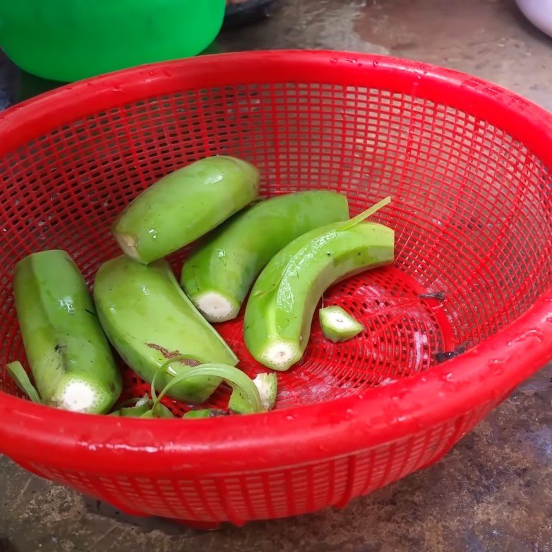 Step 2 Prepare the remaining ingredients Pork stir-fried with green starfruit and banana