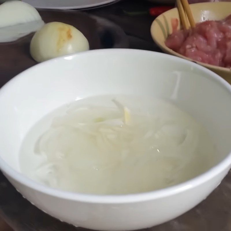 Step 2 Prepare the remaining ingredients Pork stir-fried with green starfruit and banana