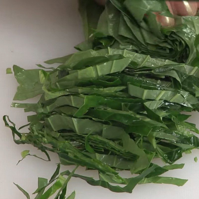 Step 2 Prepare other ingredients Stir-fried chicken with wild betel leaves