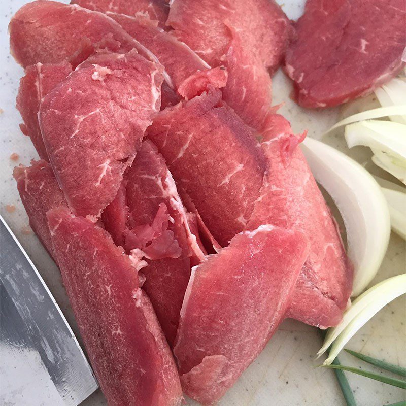 Step 2 Prepare and stir-fry the beef for Stir-fried Beef with Mushrooms