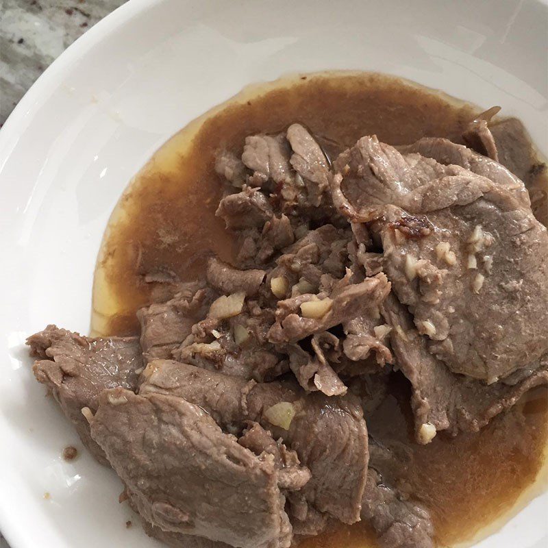 Step 2 Prepare and stir-fry beef Beef stir-fried with straw mushrooms