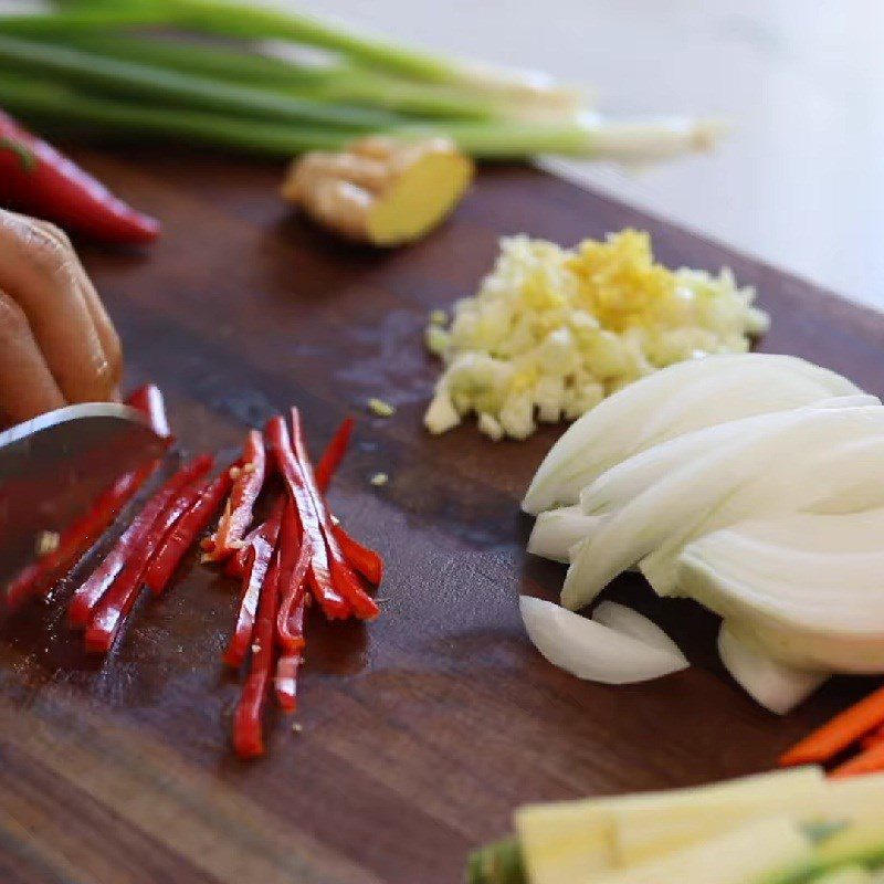 Step 4 Prepare other ingredients for stir-fried seafood udon