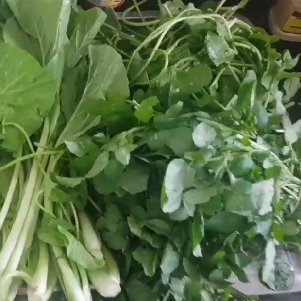 Step 2 Prepare the other ingredients for the herbal beef hot pot