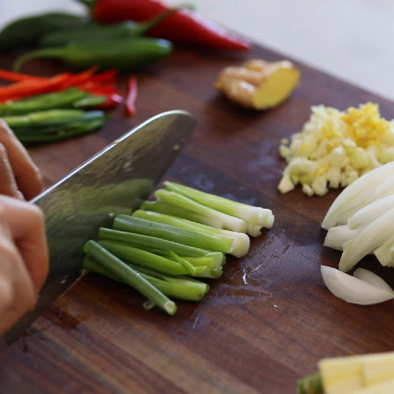 Step 4 Prepare other ingredients for stir-fried seafood udon