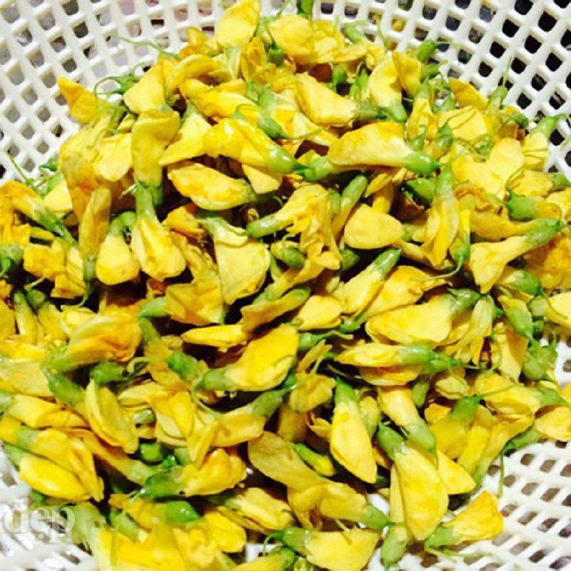 Step 2 Prepare the vegetables for Sour Fish Soup with Linh Fish and Water Lily Flowers