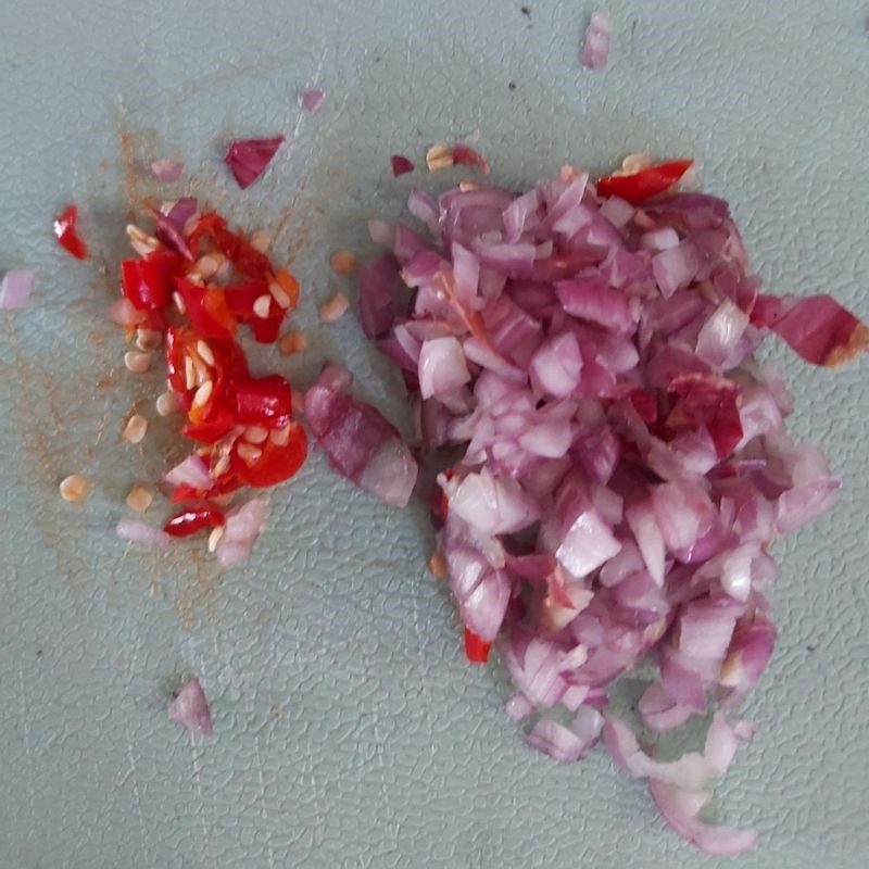 Step 2 Prepare other ingredients Sour soup with salmon head (recipe shared by a user)