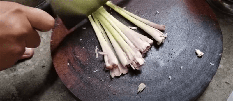 Step 2 Prepare other ingredients Stir-fried chicken intestines with lemongrass and chili