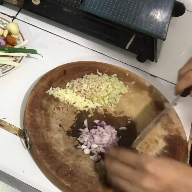 Step 2 Prepare other ingredients for Linh fish cooked with lemongrass and chili