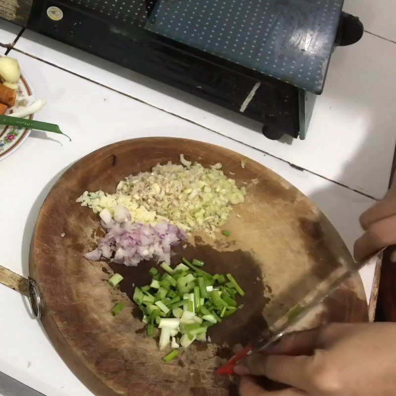 Step 2 Prepare other ingredients for Linh fish cooked with lemongrass and chili