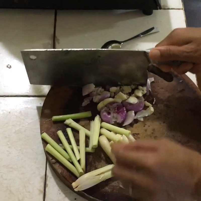 Step 2 Prepare other ingredients for snakehead fish hotpot with sour bamboo shoots