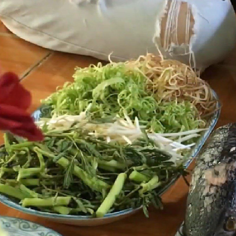 Step 2 Prepare other ingredients for snakehead fish hotpot with sour bamboo shoots