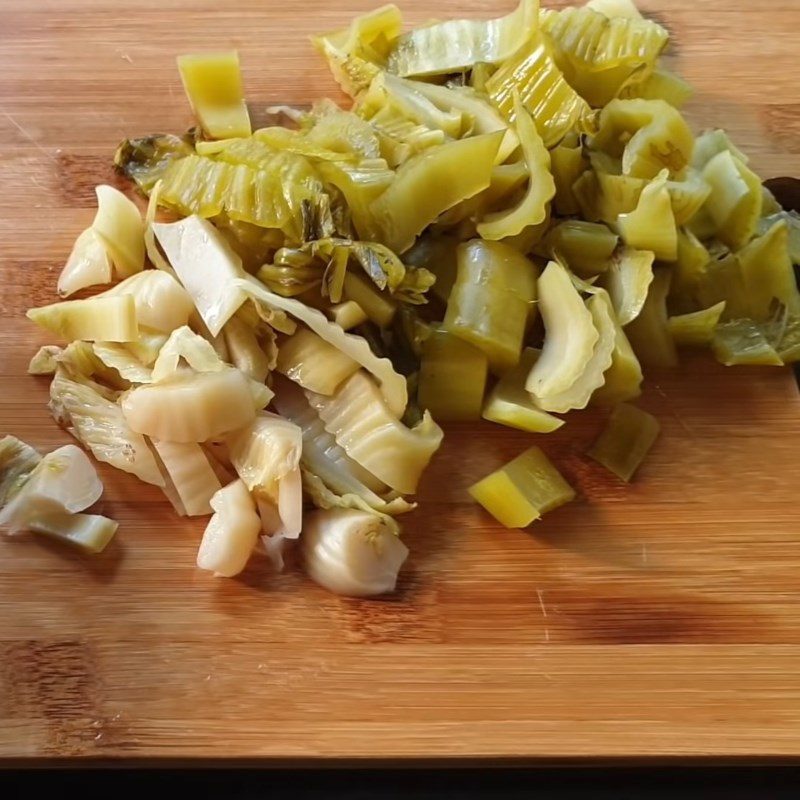 Step 2 Prepare other ingredients Stir-fried straw mushrooms with pickled mustard greens