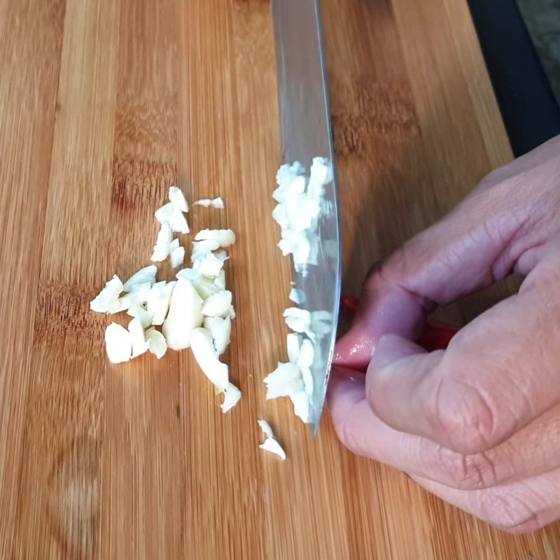 Step 2 Prepare other ingredients Stir-fried straw mushrooms with pickled mustard greens