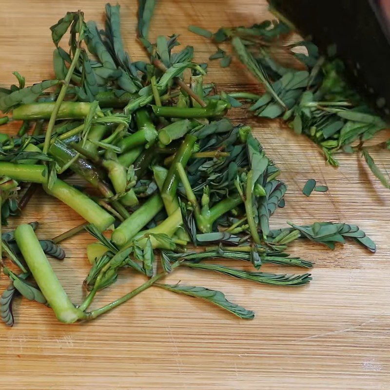 Step 2 Prepare other ingredients Duck intestines stir-fried with gourd and water spinach